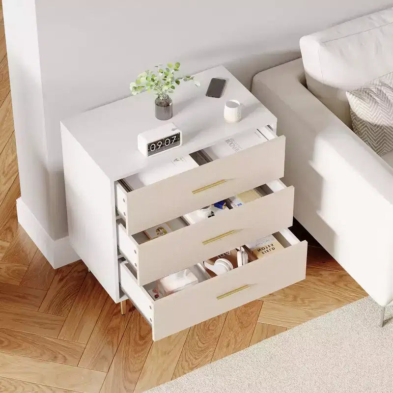 Comodino con 3 cassetti con maniglie e gambe dorate, Comodino in legno con superficie effetto lino, Cassettiera bianca, Tavolino d'appoggio 4