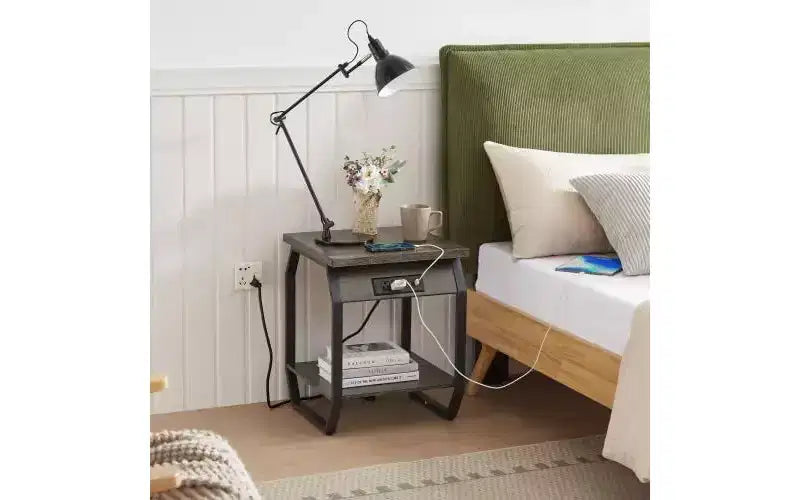 Acekool, set di 2 tavolini con stazione di ricarica, tavolini laterali con porte USB e prese di corrente, piccoli scaffali portaoggetti per soggiorno e camera da letto
