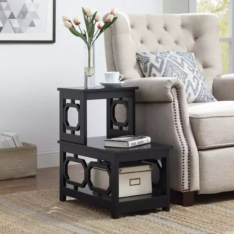Tavolino da salotto HomeStock Belmont a 2 ripiani con design a L contemporaneo, ripiani portaoggetti a tre livelli per soggiorno o ufficio domestico