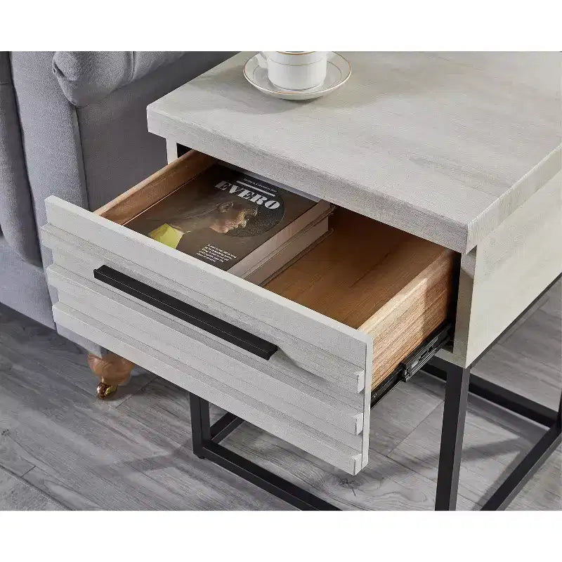 Tavolino rustico Okak con cassetto e gambe in metallo, comodino con piano spesso, tavolino d'appoggio per divano, soggiorno, camera da letto 11