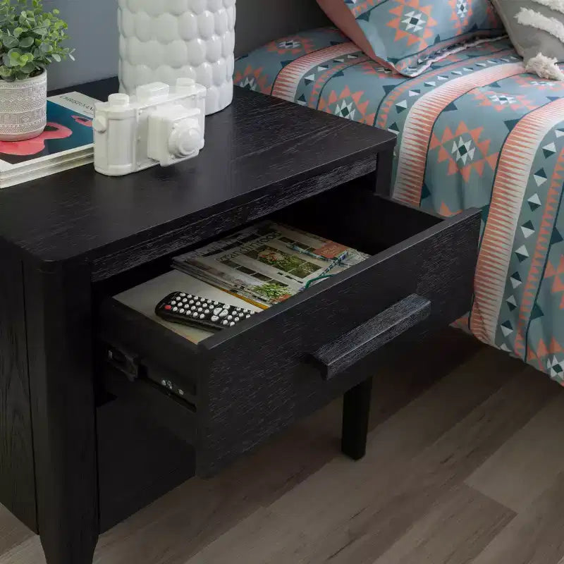 Tavolino a due cassetti in legno massiccio modello Wiley, stile Mid-Century Modern, nero - Linon: Impiallacciatura in rovere, gambe in legno di caucciù, contenitore 10
