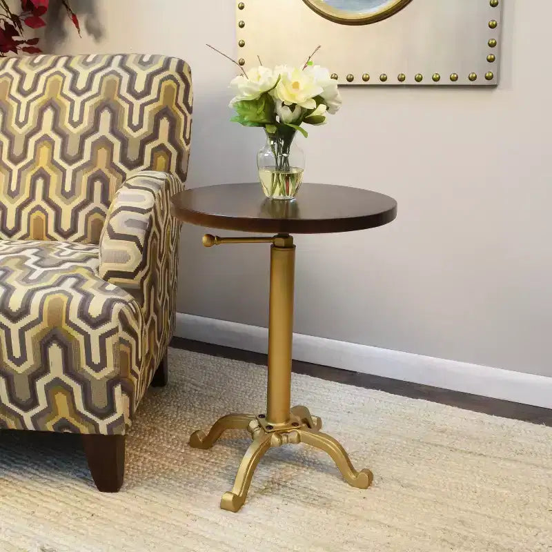 Carolina Living Miller Tavolino d'Appoggio Regolabile Vintage Oro: 61 cm di Altezza, Piano Rotondo in Legno di Mango, Struttura in Metallo