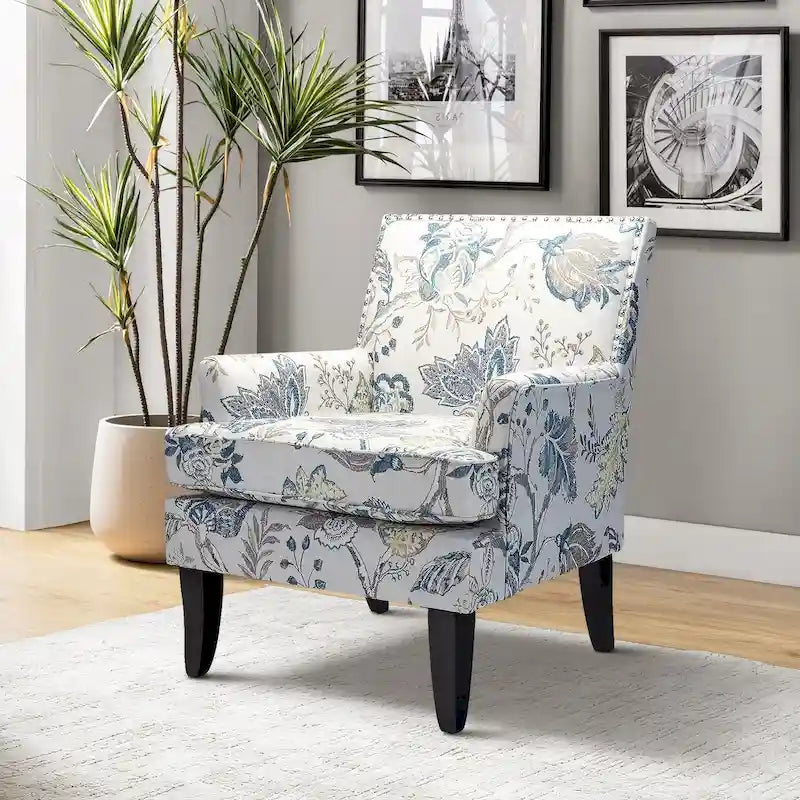 Poltrona Akorda stile Country francese con bordo borchiato e gambe in legno massello di HULALA HOME 37