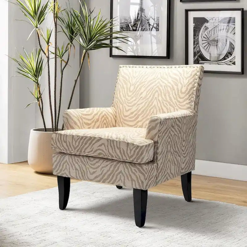 Poltrona Akorda stile Country francese con bordo borchiato e gambe in legno massello di HULALA HOME 38