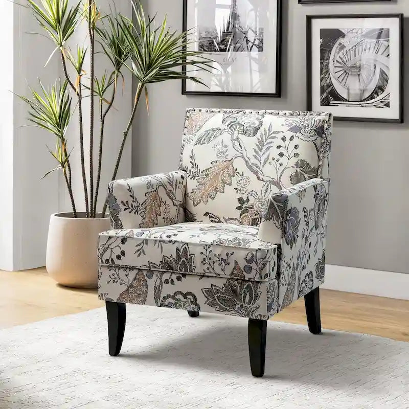 Poltrona Akorda stile Country francese con bordo borchiato e gambe in legno massello di HULALA HOME 48