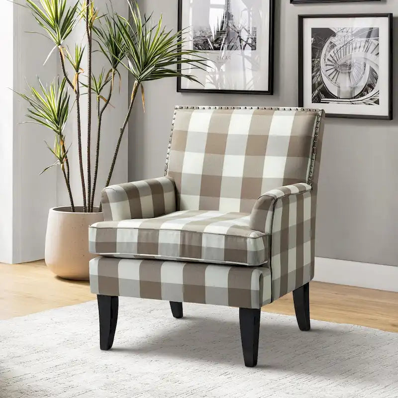 Poltrona Akorda stile Country francese con bordo borchiato e gambe in legno massello di HULALA HOME 24