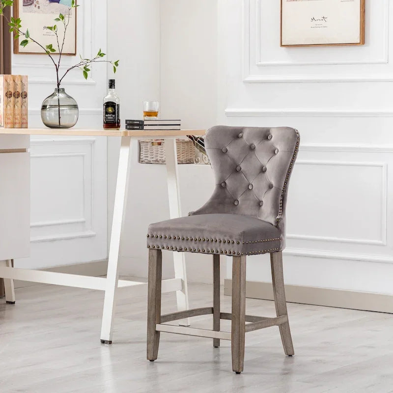 Sgabello da bancone Carter 24 Wingback capitonné con borchie e gambe grigio antico 33