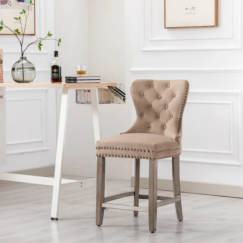 Sgabello da bancone Carter 24 Wingback capitonné con borchie e gambe grigio antico 34